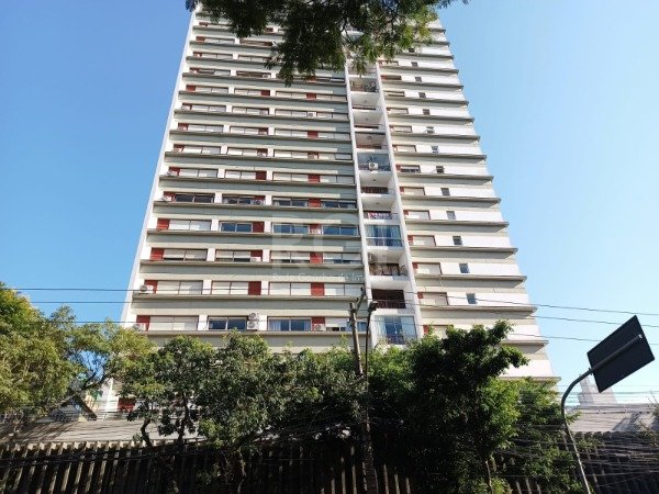 Apartamento com 245m², 3 dormitórios, 1 suíte, 2 vagas no bairro Independência em Porto Alegre para Comprar