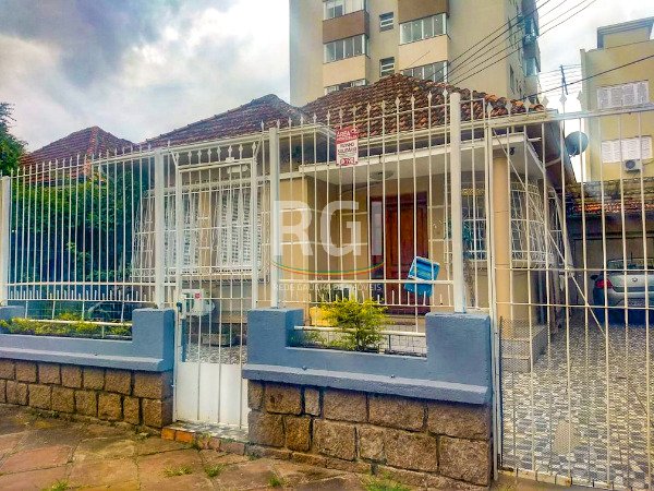 Casa com 119m², 3 dormitórios, 1 suíte, 2 vagas no bairro Azenha em Porto Alegre para Comprar